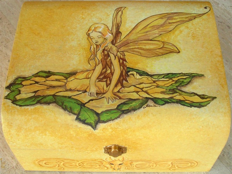 Fata dipinta su legno con drago